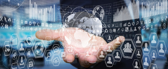 圖形設(shè)計(jì)師在黑暗工作室中利用觸摸屏面板制作草圖